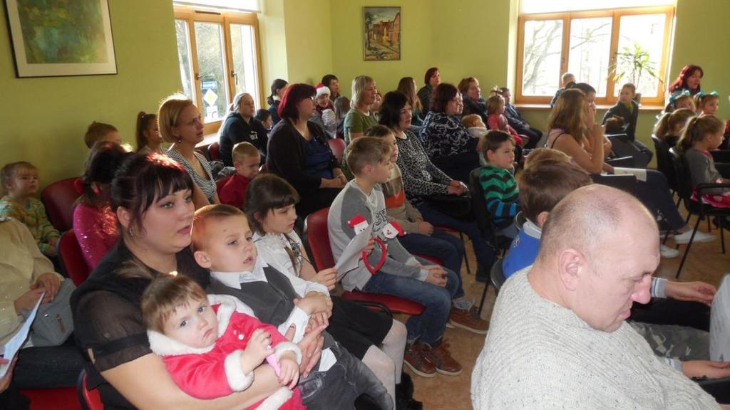 10.01.2018 22.decembra pēcpusdienā Bauskas Sociālā dienesta zālē uz pirmssvētku pasākumu bija pulcējušās Latvijas SOS bērnu ciematu asociācijas Bauskas projekta ģimenes.