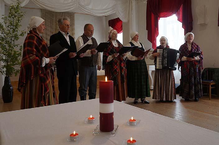 Baltā galdauta svētki Uz Baltā galdauta svētkiem 4. maija rītā Varakļānu novada ļaudis aicināja kultūras nama folkloras kopa Agneses Solozemnieces vadībā.