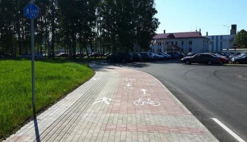 Ceļa zīmes, kas norāda velosatiksmes un gājēju plūsmu puses uz ceļa, nav uzstādītas atbilstošā pusē, kā arī zīmē attēlotā informācija ir pretēja nekā uz izbūvētā ceļa