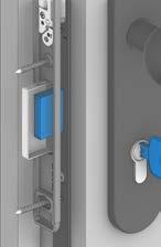 Galvenās slēdzenes bultas ievirzīšanās pārbaude Pagrieziet atslēgu atbloķēšanas virzienā divus pilnus apgriezienus. Galvenās slēdzenes bultai jāiebīdās viegli un līdz galam. Atveriet durvis.