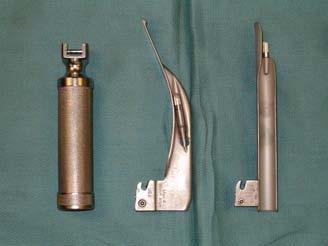 35 Tieša laringoskopiska intubācija Tiešā (konvencionālā) endotraheālā intubācija ir pamatmetode intubācijas veikšanai, to veic ar rigido laringoskopu ar taisnu (Millera) (Miller 1941) vai saliektu
