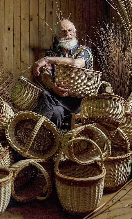 Jau gadus astoņus meistare no vilnas kārsuma veido oriģinālus, skaistus mākslas darbus čības, zābakus, somas, pirts cepures, bet galvenais darbības lauciņš ir viņas gatavotās maskas.