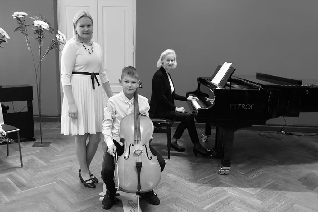 Esam ļoti lepni, ka sacentāmies ar spēcīgajām Rīgas mūzikas skolām un mājās pārbraucām ar 1 diplomu un 3 atzinības rakstiem, kā arī specbalvu E. M. Lazdiņam kā jaunākajam konkursa dalībniekam.