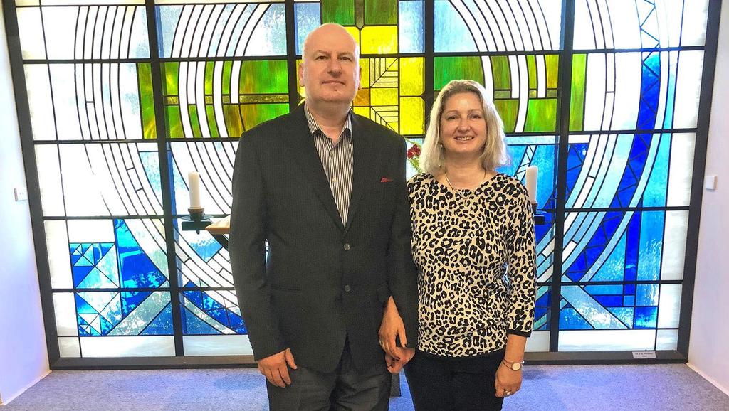 VIESOJOTIES MELBURNAS LATVIEŠU DRAUDZĒ Mācītājs Raimonds ar dzīvesbiedri Maritu pēc dievkalpojuma svētdien, 2019. gada 13. oktobrī, pie altāra Melburnas Latviešu Ciema baznīcā.