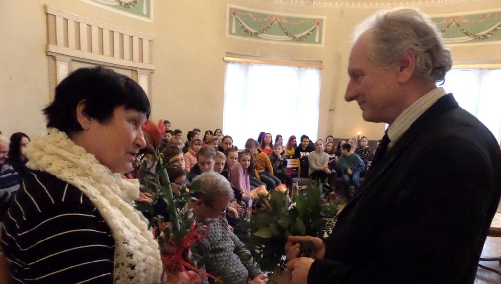 12. VĒSTURE Nr. 117 2020. gada 3. februāris Dainis Īvāns viesojas Kazdangā Maruta Šimanska pasniedz puķes Dainim Īvānam Foto Ilze Holštroma.