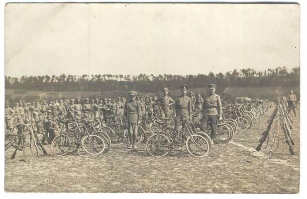 velosipēdus, kas tikuši lietoti Latvijas teritorijā. Piemēram,. Pasaules kara cariskās Krievijas armijas velosipēds, Latvijas nacionālās armijas velosipēds, ka arī divi 2.