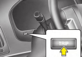 Mazāk nekā 1 sekundi paturiet nospiestu pogu TRIP, lai izvēlētos attāluma, kādu var nobraukt ar tvertnē atlikušo degvielu, vidējā ātruma vai nobraukuma rādītāja funkciju.