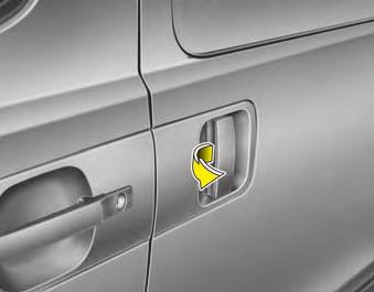 ) Aizslēdzot priekšējās pasažiera durvis ar atslēgu, automātiski aizslēgsies visas automašīnas durvis. (Ja automašīna ir attiecīgi aprīkota.) Durvis var aizslēgt un atslēgt arī ar tālvadības pulti.