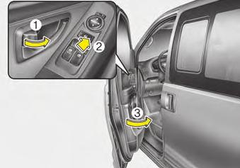 Jūsu automašīnas iezīmes BRĪDINĀJUMS Kad aizmugurējās bīdāmās sānu durvis nav līdz galam atvērtas, tās nav fiksētas un var nejauši sākt kustēties. Tā rezultātā iespējami nopietni savainojumi.
