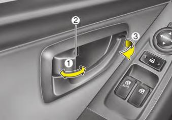 Jūsu automašīnas iezīmes Priekšējās durvis Atslēgt Aizmugurējās bīdāmās durvis Atslēgt Aizslēgt Aizslēgt Durvju slēdzeņu lietošana no automašīnas iekšpuses otq047009 otq047010 D050201Atq Ar durvju