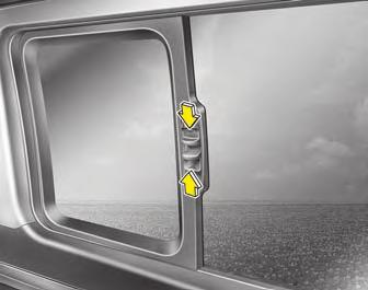 Jūsu automašīnas iezīmes otq047017 d080200atq Aizmugurējie logi (A tips, ja automašīna attiecīgi aprīkota) Lai atvērtu logu, virziet to, kamēr rokturis ir