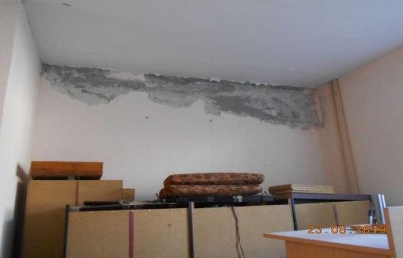 Tās varētu izraisīt nefunkcionējoša jumta hidroizolācija vai kondensāts, kas veidojas uz sienas vai