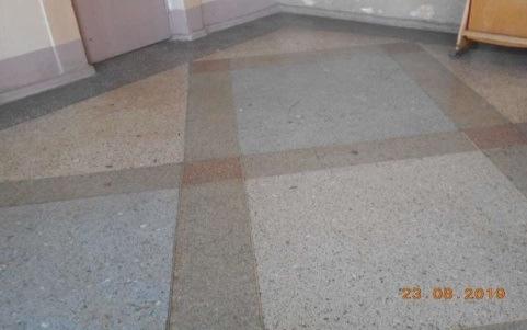 stāvā grīdas segums ir veidots no betona kārtas, publiskajās zonās ir raksturīgais terazzo tipa grīdas segums. Palīgtelpās ir uzstādīts linolejs vai koka grīdas segums.