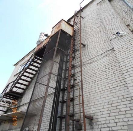 3: Metāla kāpnes uz ventilācijas kameru Attēls 4.9.4: Vertikālās kāpnes, kas nodrošina piekļuvi uz jumtu 4.10.