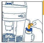 3 Pirm ieslgšana 1 Prliecinieties, ka dens tvertne ir uzpildta, un kafijas automts ir pieslgts pie strvas rozetes. 2 Prbdiet piena uzputošanas ierci uz rpusi un novietojiet zem tasti, (3.att.).