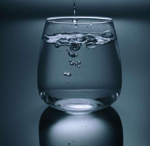 ŪDENS Dzer tīru ūdeni, jo: organisma dehidrācija palielina elpceļu, zarnu un urīnceļu infekciju risku; dehidrācija samazina antivielu veidošanos elpceļu gļotādā; dehidrācija ievērojami palielina