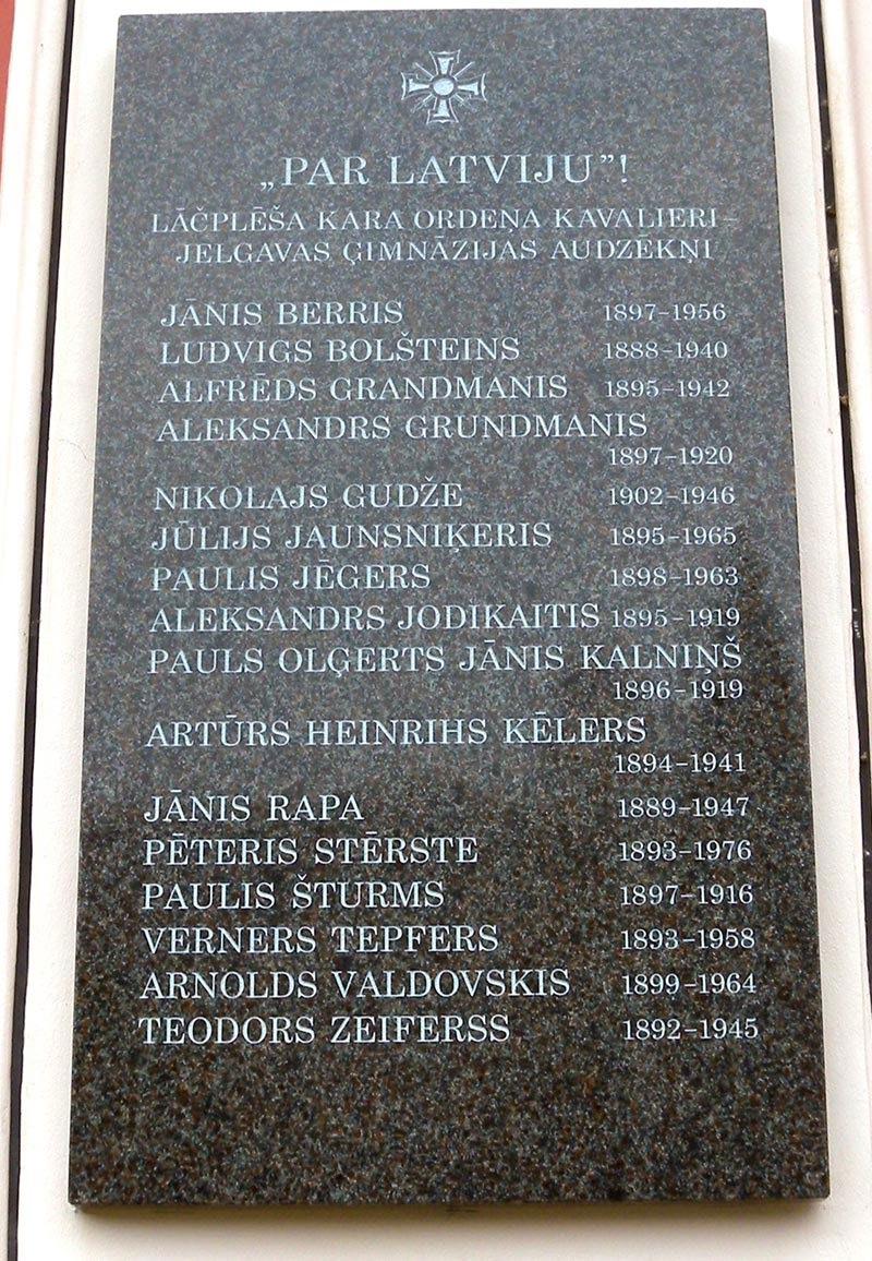novembrī sīvās cīņās atbrīvojot Jelgavu, jaunās Latvijas armija pabeidza mūsu dzimtenes atbrīvošanas operāciju. Tāpēc šo notikumu senajā Mītavā šogad atzīmēja ar daudziem īpašiem notikumiem.