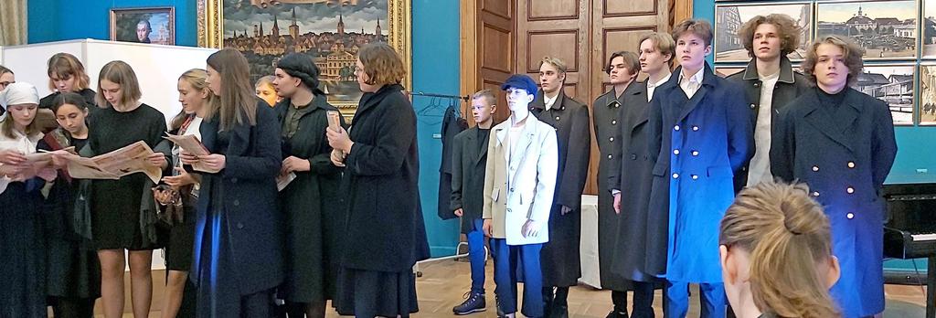 Eliasa Jelgavas vēstures un mākslas muzeja fasādes svinīgi atklāja atjaunoto plāksni 16 Jelgavas ģimnāzijas audzēkņiem, kuri saņēmuši Lāčplēša kara ordeni 20. gs. 20.-30.