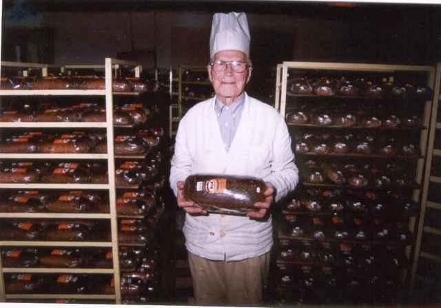 Latvijas maizes vēsture pateicoties vecmeistara Alberta Blumberga ierosmei 80 gadu beigās Atmodas laikā sākās tradicionālās rupjmaizes un saldskābmaizes