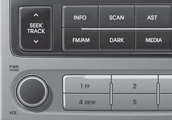 Automašīnas aprīkojums CD atskaņotāja lietošana 1. MEDIA poga Ielādējot kompaktdisku, pārslēdzas kompaktdisku režīms.