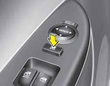 Automobiļa aprīkojums OPB049018 D080104APB Elektrisko logu bloíçðanas poga Ðoferis var dezaktivizçt elektrisko logu slçdþus aizmugures pasaþieru durvîs, piespieþot elektrisko logu bloíçðanas pogu