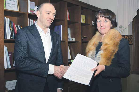 3. februārī Kuldīgas novada Domes priekšsēdētāja Inga Bērziņa parakstīja līgumu ar SIA Ostas celtnieks par restaurācijas uzsākšanu vecajā rātsnamā.