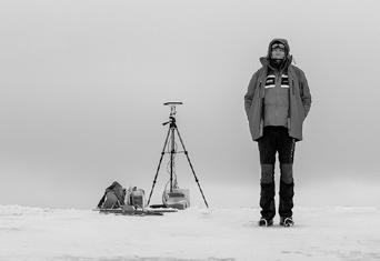 (d) Drona palaišanas misija Antarktikā. (e) GPS bāzes stacija uz ledus kupola. (f) Mērījumu veikšana ar ģeoradaru. valstiski nozīmīgu.