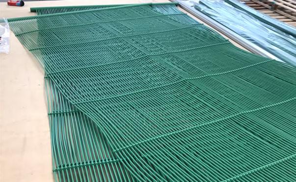 ITEM PRODUKTS Capillary mats under metal cassettes, ceramic tiles, Fermacell gypsum fibreboard, KNAUF plasterboard, decorative grid. Colour: light grey, green.