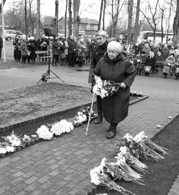 Ziedus nolika Jūrmalas pilsētas domes priekšsēdētājs Gatis Truksnis, Latvijas Represēto apvienības Jūrmalas nodaļas biedri un daudzi, daudzi citi jūrmalnieki gan jaunā paaudze, gan gados vecāki