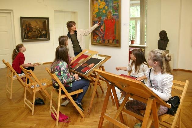 Programmas Kopējam gleznas nodarbības norisinās muzeja atmosfērā, aplūkojot oriģināldarbus, tās laikā notiek nosacīta gleznu kopēšana.