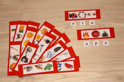 Bērnam jāizvēlas kartīte ar vārdu un jāsameklē attiecīgie mazie drukātie burti. Spēli var spēlēt gan pāros, gan komandās.
