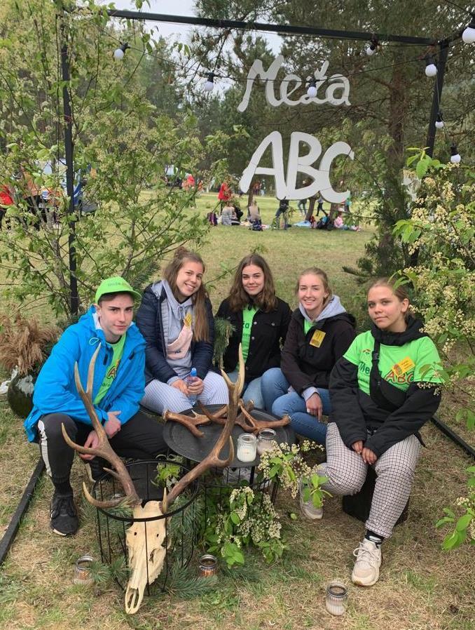 MEŽA ABC 10. un 11. maijā mūsu skolas skolēni devās uz Kuldīgu, uz pāsākumu Meža ABC, kur pavadīja divas dienas brīvā dabā, izzinot to, kas saistās ar mežu.