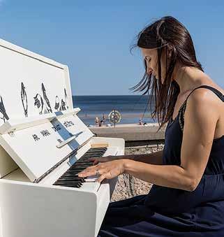 Šobrīd uz klavierēm attēlota jūra līdz ceļiem, un nākamajos posmos tiks atainota brišanā jūrā tālāk. Jūrmalā klavieres projektam ziedojusi Diāna Purviņa.