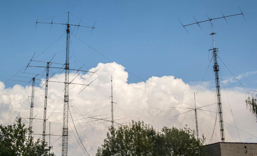 1.39. Kādiem mērķiem paredzētas kolektīvās radioamatieru radiostacijas? Mērķi ir tādi paši kā individuālajām stacijām.