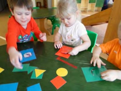 Rotaļā tiek izmantotas krāsainas mājiņas, kurās izgrieztas dažādas formas durvis (trīsstūris, kvadrāts, aplis, taisnstūris).