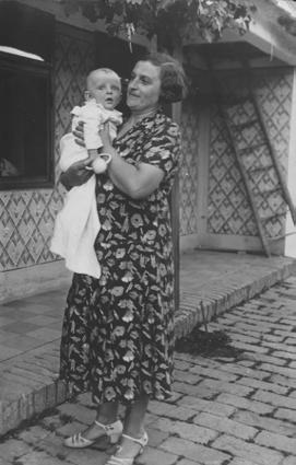 Júlia (1939), Újvidék A második világháború kitörése előtt születtem Újvidéken, kisiparos család második gyermekeként.