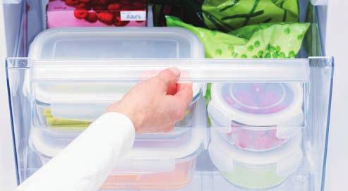 Vidēja izmēra ledusskapis ar saldētavu un pielāgojamiem plauktiem lai ledusskapi varētu iekārtot pēc vajadzī as.