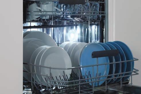 L ap a sju s izgaismo trauku mazgājamās mašīnas iekšpusi lai traukus ūtu vieglāk ielikt un izņemt.