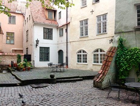 Ēka Mazajā Pils ielā 17 ir vecākais mūra dzīvojamais nams Rīgā (15. gs. beigas). 1697. gadā tajā bijusi maiznīca. Vidējais brālis (1646) ir tipisks 17. gadsimta dzīvojamais nams.