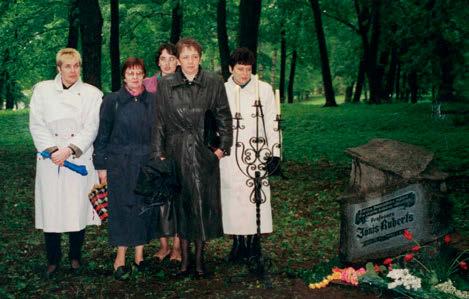 Rīgas Lielajos kapos 1998. gadā.