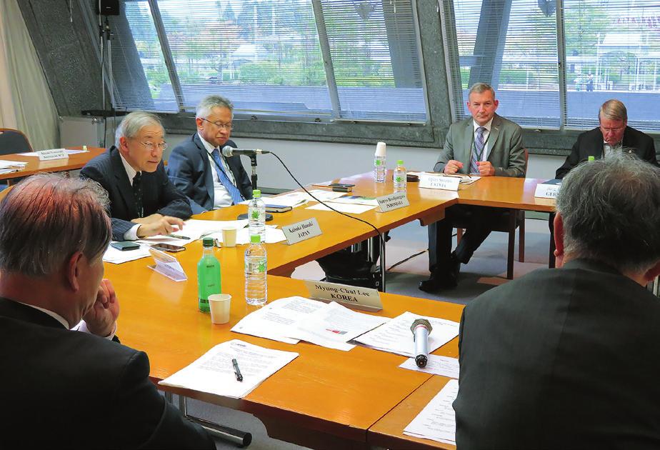 Otrais no labās: Lietuvas ZA prezidents Juras Banis, blakus Ojārs Spārītis, Igaunijas ZA