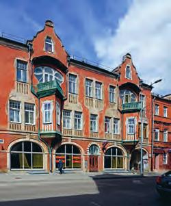 Mākslinieciskās izteiksmes galvenais spēks tomēr ir ēkas apjomu spēcīgā artikulācija. Visas Latvijas lauku vidē viens no spožākajiem jūgendstila uzplaiksnījumiem ir Lūznavas muižas kungu nams (38.
