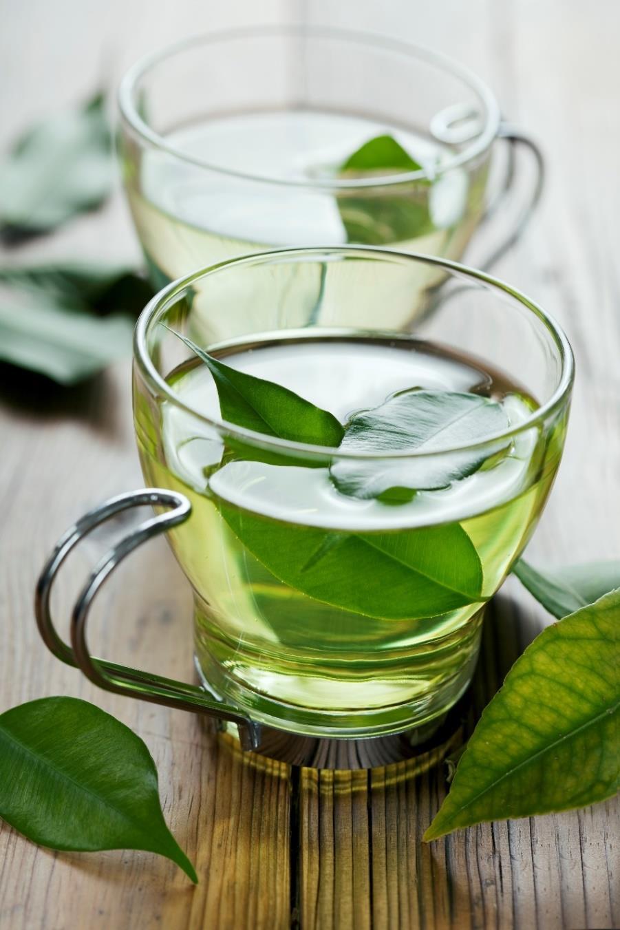 ZAĻĀ TĒJA Zaļā tēja ir viens no veselīgākajiem dzērieniem, kurš satur uzturvielas, kas labvēlīgi ietekmē organismu. Zaļās tējas ekstrakts satur daudz polifenolu, flavonoīdi un katehīni.