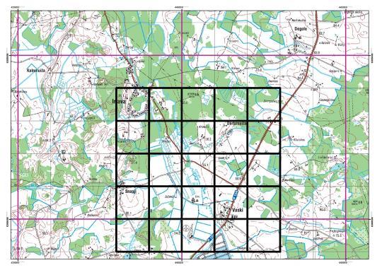 uzskaišu parauglaukuma centrs, šajā piemērā Nr.25; D - izvēlētais uzskaišu parauglaukums ar attēlotu 1x1 km kvadrātu tīklu). Ar violetām līnijām apzīmēts LKS 5x5 km (LLPA) kvadrātu tīkls.