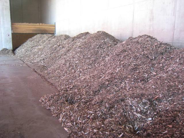 Biomasa ir nemitīgi mainīga mitruma satura un gabarītu ziņā, kā arī tā var būt sasalusi lielos gabalos un vēl papildus tajā var būt nedegoši svešķermeņi.
