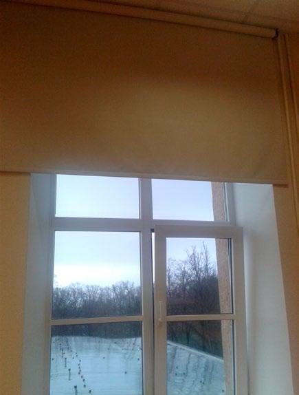 tāfeles, logi ir jāaprīko ar saules aizsargierīcēm, piemēram, regulējamām un darba kārtībā esošām žalūzijām vai citiem līdzekļiem, kas samazina saules staru ietekmi uz klases telpu.