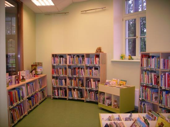 Darba ar bērniem un jauniešiem raksturojums Rīgas Centrālajā bibliotēkā un tās filiālbibliotēkās Rīgas Centrālajā bibliotēkā (RCB) un visās tās filiālēs mērķtiecīgi ir veidots ģimenes bibliotēkas