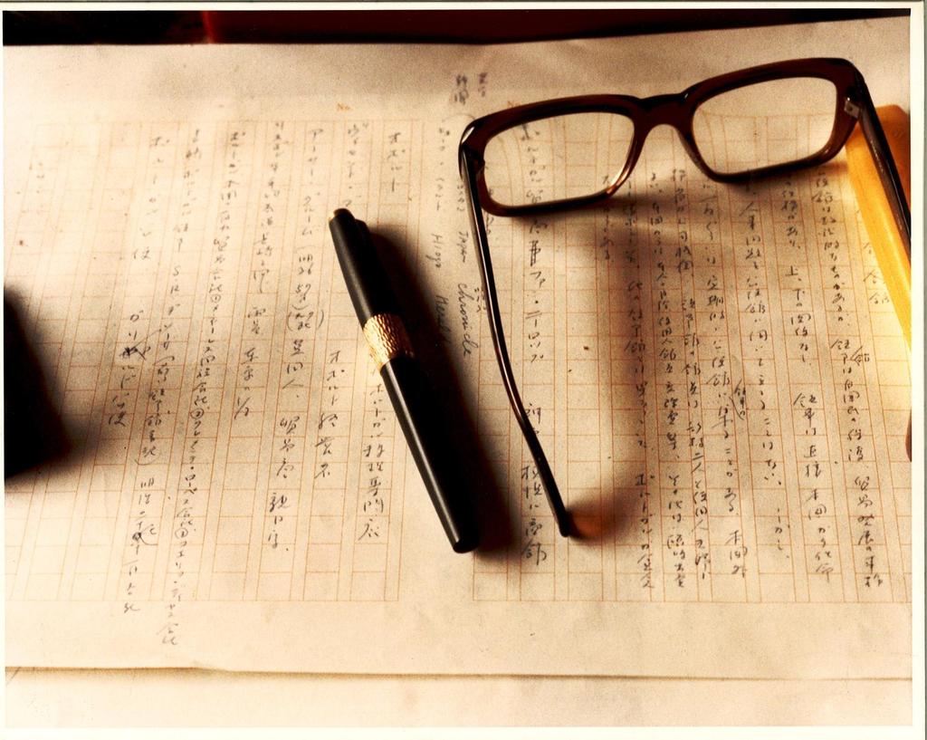 Jiro Nitta manuskripts, mīļākās brilles un tintes pildspalva