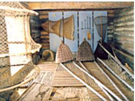 Tajā saglabājušās kāpnes ar virpotām dokām, rokoko stila durvis un krāsns ar klasicisma stilā apgleznotiem podiņiem (19.gs. 1.p.). Jaunā kungu māja būvēta fon Lēvisu of Menāru dzimtai 1898.g.neoromānikas stilā.