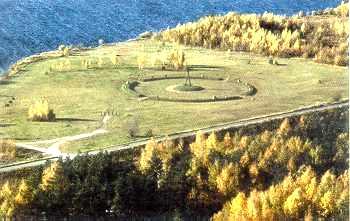 Piemineklis lībiešiem un viņu vadonim Ako atklāts salīdzinoši nesen (1994.gadā) un ir viens no jaunākajiem apskates objektiem Salaspils lauku teritorijā (skat.12.attēlu).